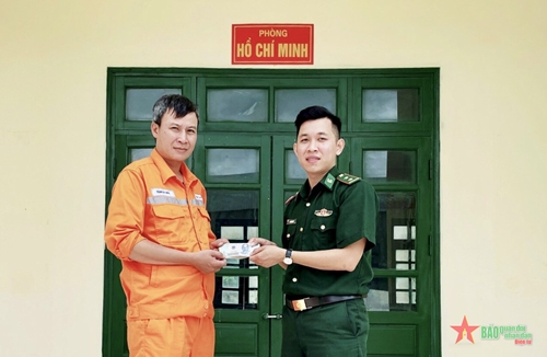 Trung úy Nguyễn Văn Phú nhặt được của rơi trả lại người đánh mất